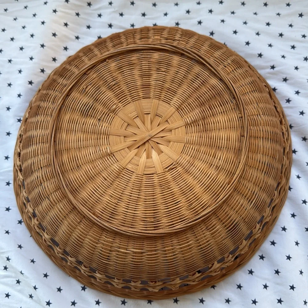 Vintage Round Wicker Rattan 12” Fruit / Storage Basket Excellent Vintage Cond.